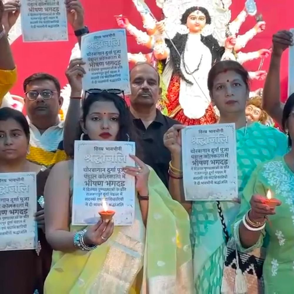 प्रयागराज में कलकत्ता हादसे के मृतकों को श्रद्धांजलि:दुर्गा पंडाल में हाथों में दिए जलाकर 2 मिनट का मौन रखा, घायलों के लिए प्रार्थना