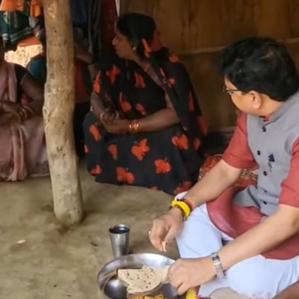 जलालपुर में दलितों के घर भोजन, 2027 का सियासी समीकरण:डॉक्टर रजनीश ने अब तक 130 परिवारों के घर किया भोजन, जिला कमेटी में जगह नहीं मिलने के बाद भी क्षेत्र में सक्रियता बरकरार