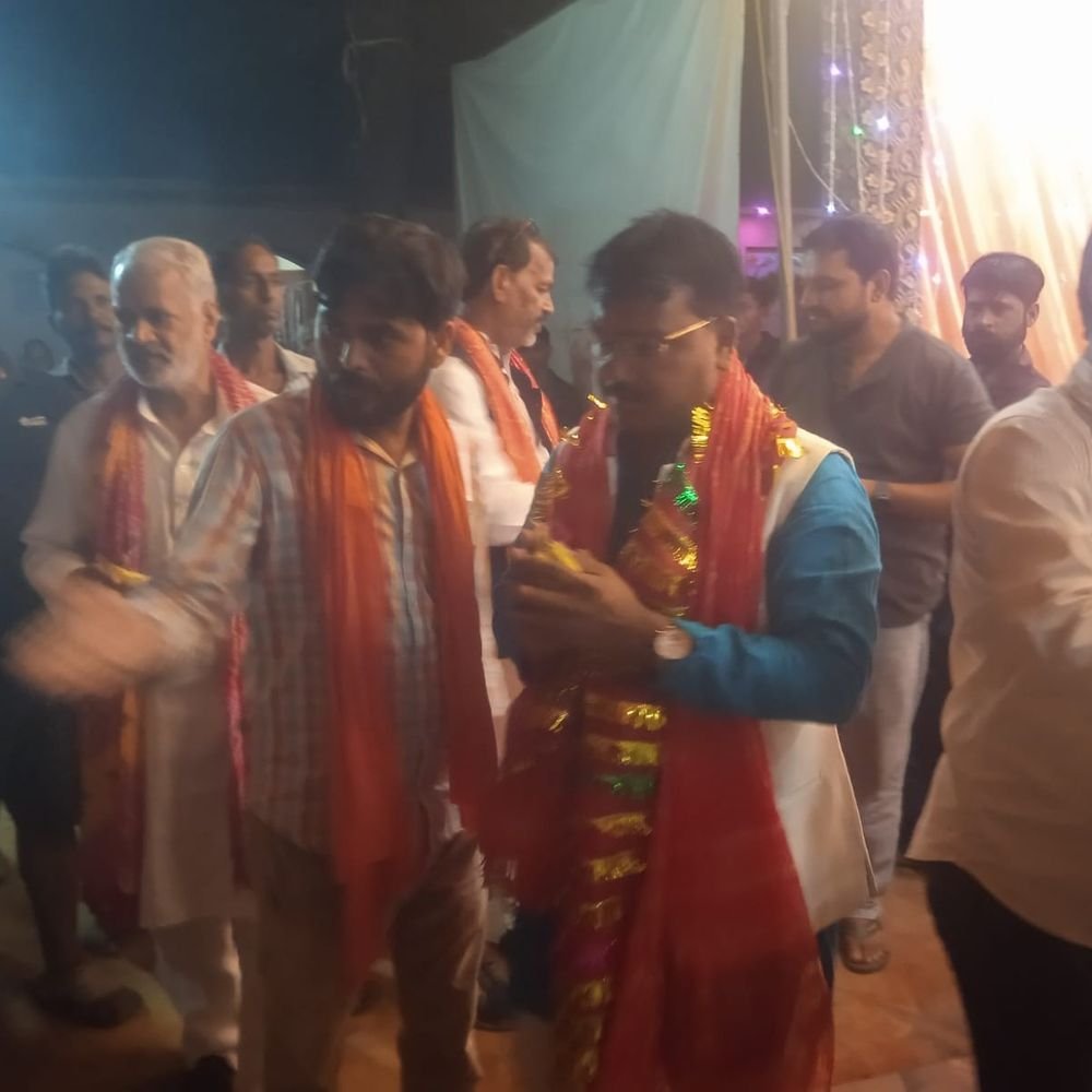 मिल्कीपुर में 480 स्थानों पर स्थापित दुर्गा प्रतिमाएं:विधायक दुर्गा पूजा पंडालों में पहुंचकर आरती में हुए शामिल
