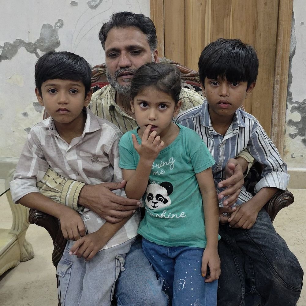 20 महीने बाद जेल से घर पहुंचा मुल्ला अफरोज:बच्चों को गोद में लेकर दुलार किया; बोला- कोर्ट से न्याय मिला, हमारे घर में ईद है