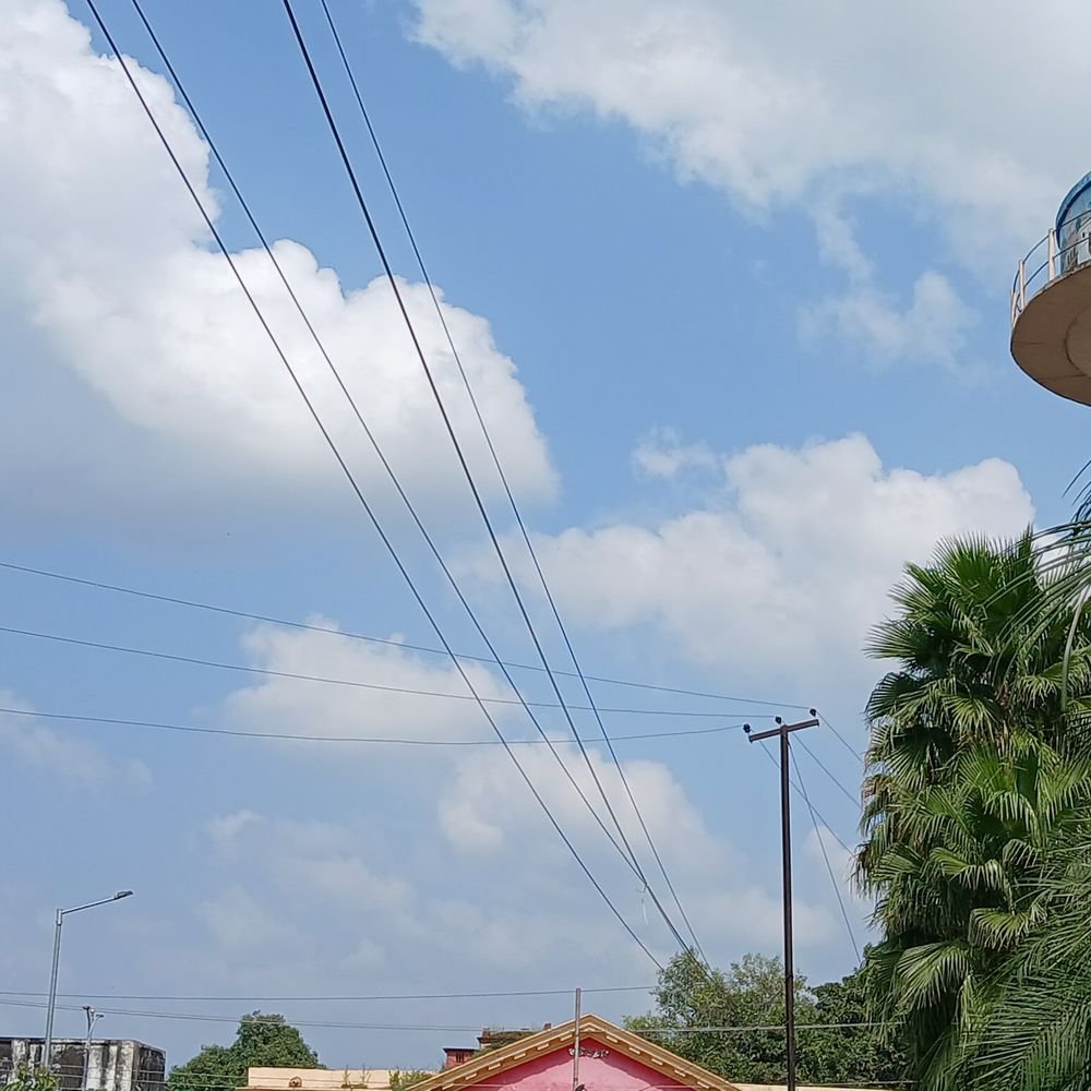 आजमगढ़ में मंगलवार को निकली तेज धूप:सोमवार को दोपहर के बाद बदला था मौसम का मिजाज, लगातार गिर रहा है तापमान