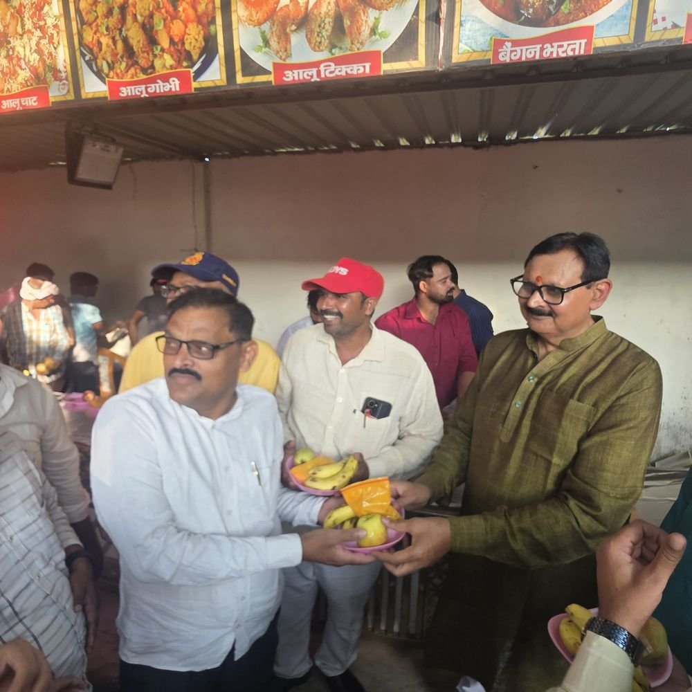 गोला में सामूहिक फलाहार कार्यक्रम आयोजित:विनयशंकर बोले- मिल-बैठकर खाने से मिटती कटुता और सामाजिक सौहार्द बढ़ता है