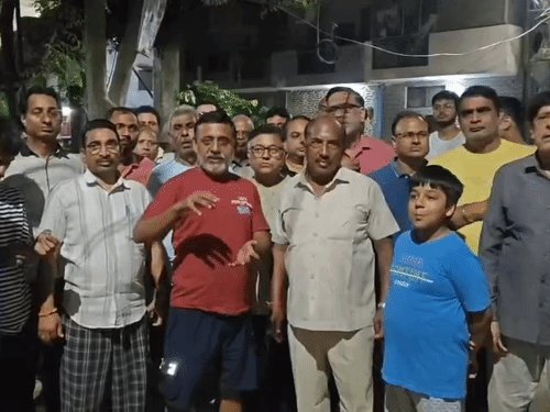 गाजियाबाद में लोग पुलिस के खिलाफ सड़कों पर उतरे:लगातार चोरी की घटनाओं को लेकर रात थाने में हंगामा, खुद ही सुरक्षा करने की नारेबाजी
