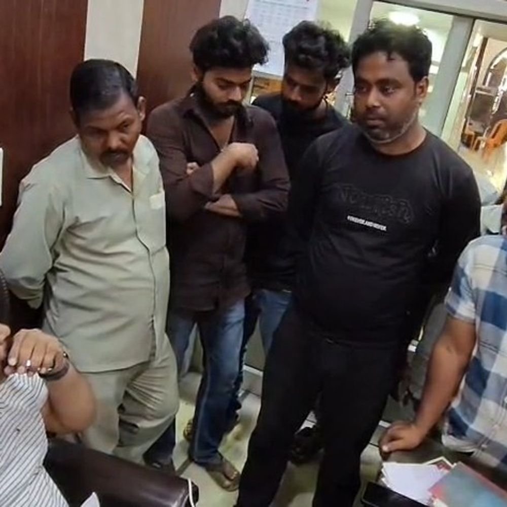 अब्बासपुर पटाखा मार्केट बंद, दुकानदारों ने विधायक से गुहार लगाई:दीपावली से पहले बढ़ी चिंता, व्यापारी बोले प्रसाशन ने नोटिस दी