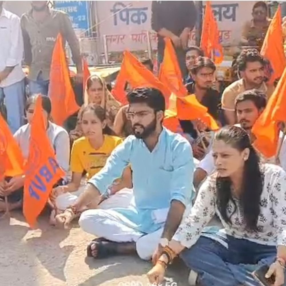 हापुड़ में पुलिस पर अभद्रता का आरोप, एबीवीपी का प्रदर्शन:चेकिंग के दौरान कार्यकर्ताओं का चालान काटने पर विवाद, गाली-गलौज का आरोप