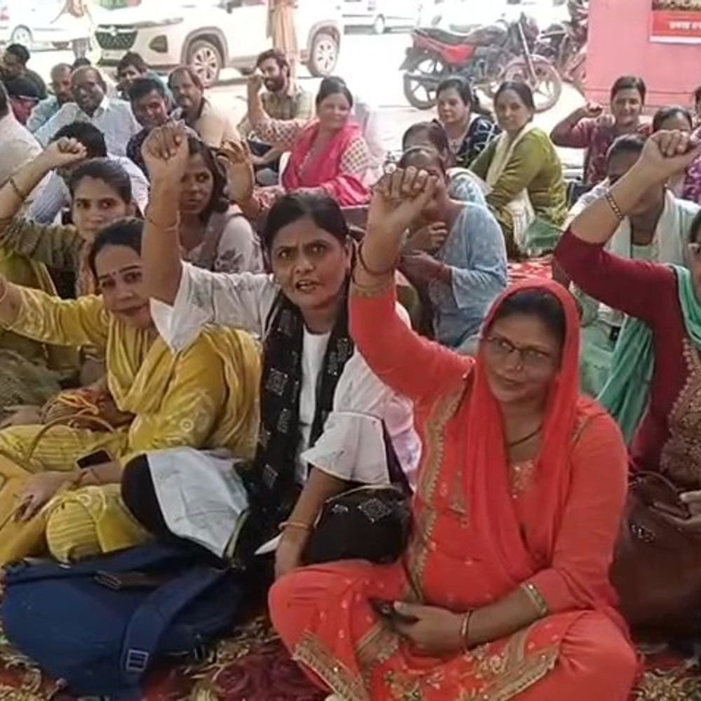 बागपत जिला अस्पताल में संविदा कर्मचारियों का धरना:दूसरे दिन भी जारी, नियमितीकरण और समान वेतन की मांग