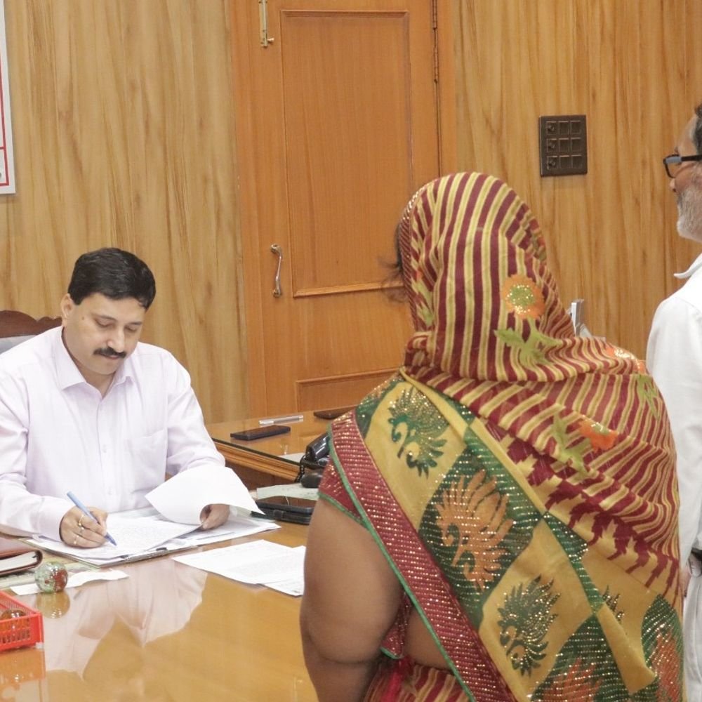 जनसुनवाई में जिलाधिकारी ने सुनीं समस्याएं:फरियादियों की समस्याएं सुन डीएम ने दिए समयबद्ध निस्तारण के निर्देश