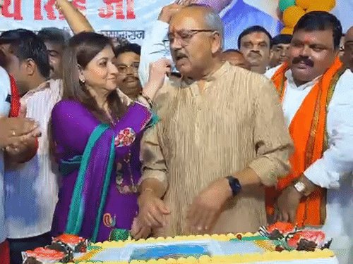 विधायक का बर्थडे मनाने जुटे 4 हजार कार्यकर्ता:धूमधाम से मना शहर पश्चिमी MLA का जन्मदिन, सुंदरकांड के बाद काटा केक