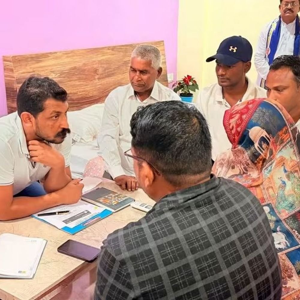 व्यापारी के परिवार से चंद्रशेखर आजाद ने मुलाकात की:गोंडा में पत्नी-बेटे को न्याय दिलाने का दिया भरोसा, आरोपियों से परिवार को डर