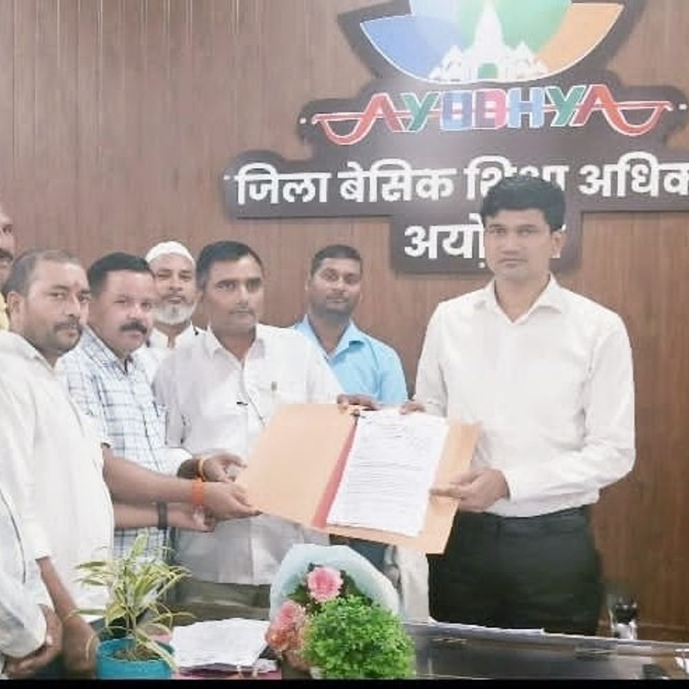 अयोध्या में शिक्षकों ने बीएसए को सौंपा मांगपत्र:चयन वेतनमान और पदोन्नति में पूर्व सेवा को जोड़ने की मांग की