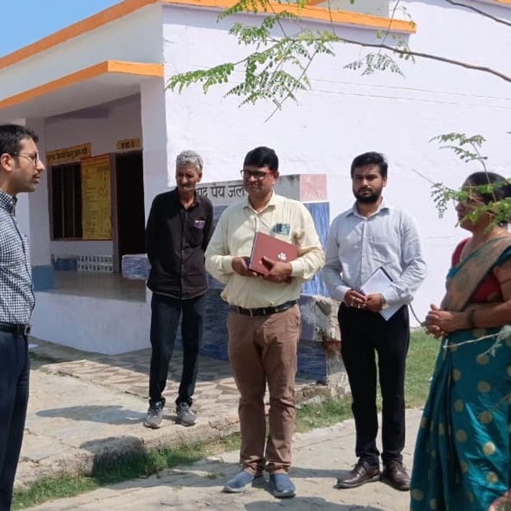 अमेठी डीएम ने कंपोजिट विद्यालय का किया औचक निरीक्षण:बच्चों को गणित-अंग्रेजी पढ़ाकर परखी शैक्षिक क्षमता, दिए जरूरी निर्देश