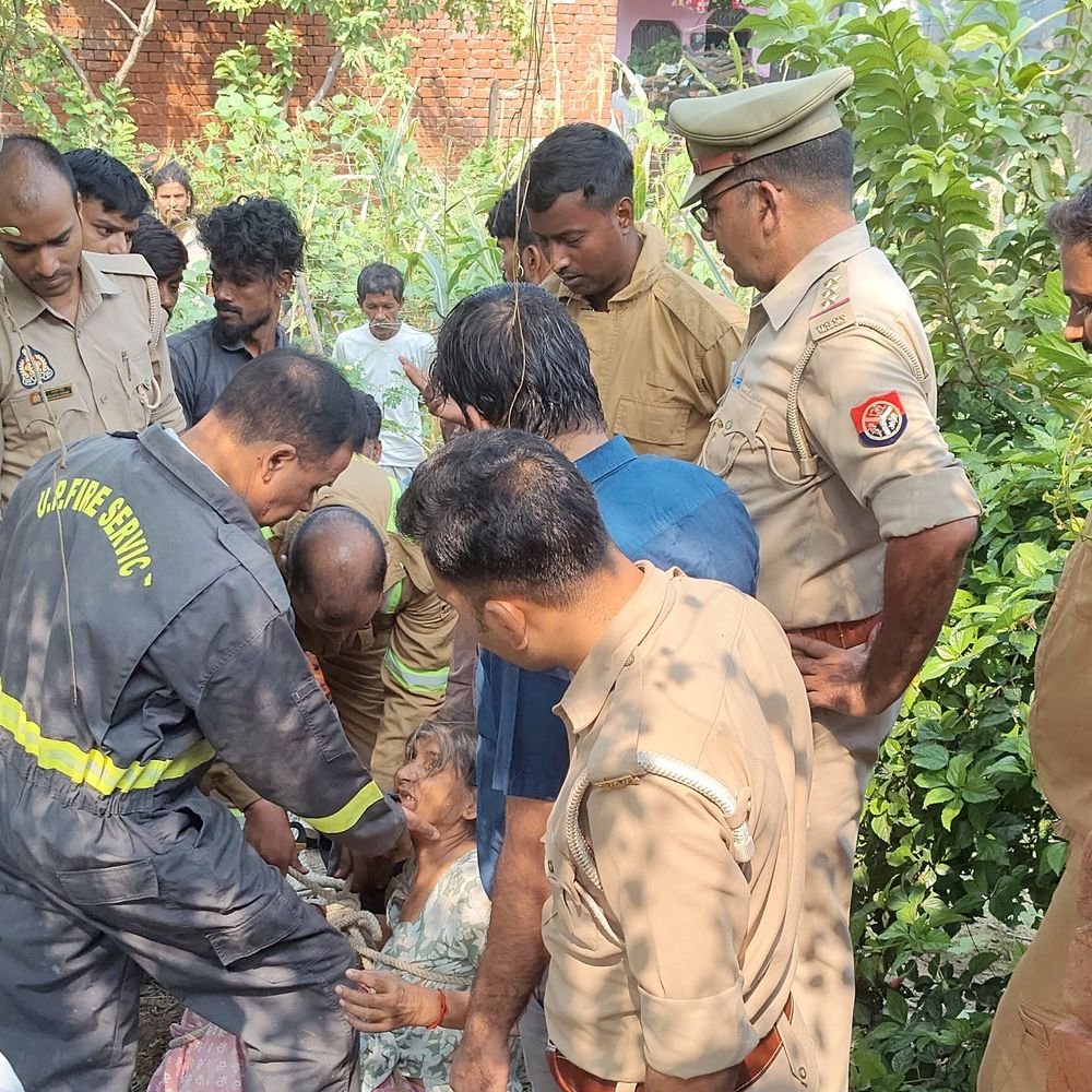 जौनपुर में 58 साल की महिला कुएं में गिरी:फायर ब्रिगेड टीम ने कड़ी मशक्कत के बाद सुरक्षित बाहर निकाला, परिजनों को सौंपा