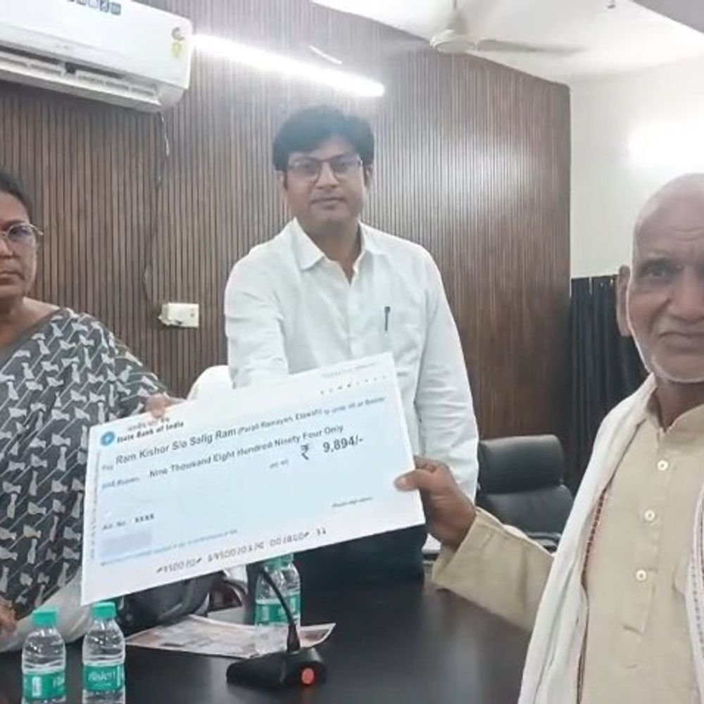 इटावा के 168 किसानों को मिली 7.52 लाख की सहायता:सदर विधायक ने बांटे प्रतीकात्मक चेक, मुख्यमंत्री ने 493 करोड़ दिए