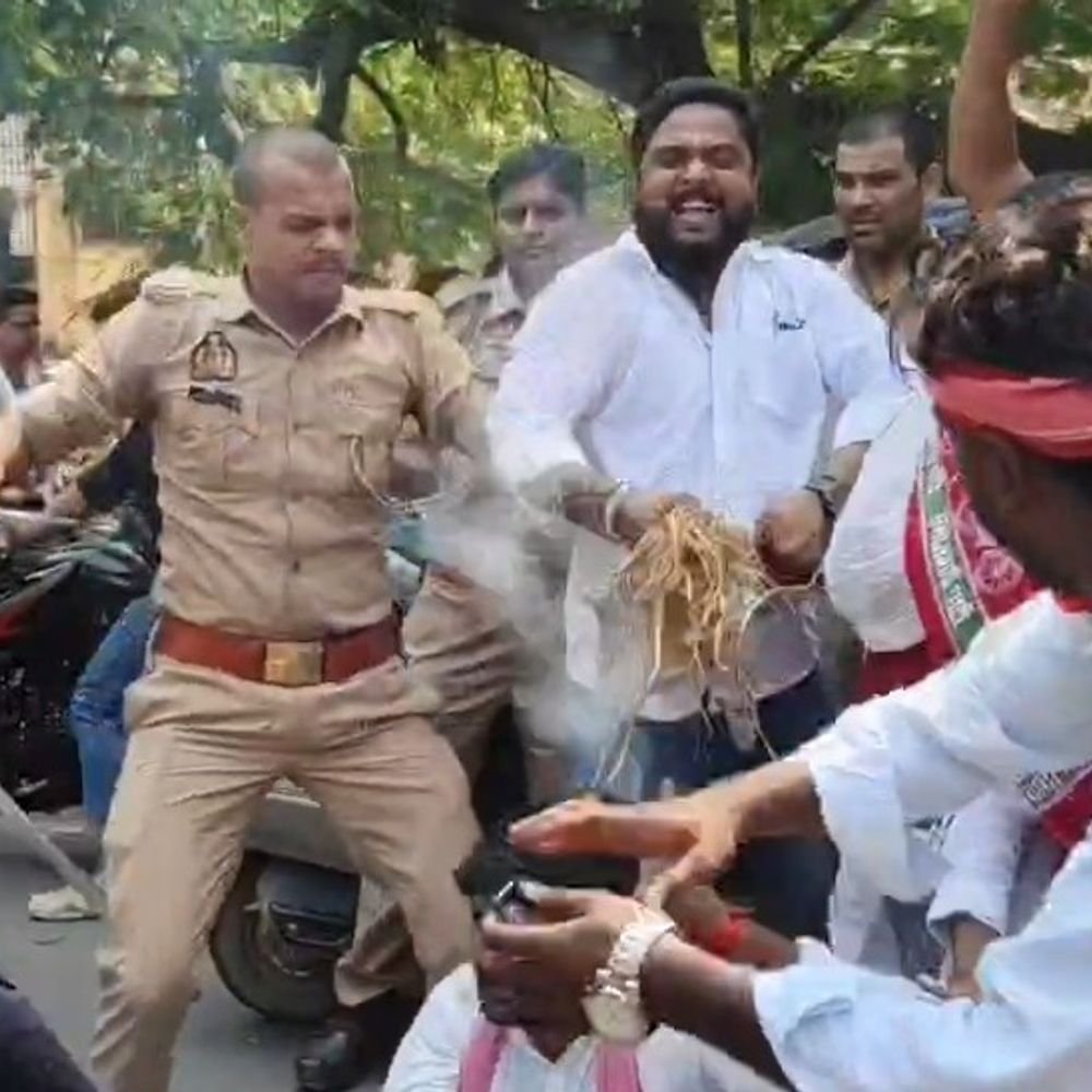 चुनाव आयुक्त के खिलाफ सड़क पर उतरे सपाई:बहराइच में नारेबाजी कर इस्तीफे की मांग, लोकतांत्रिक व्यवस्था कमजोर करने का आरोप