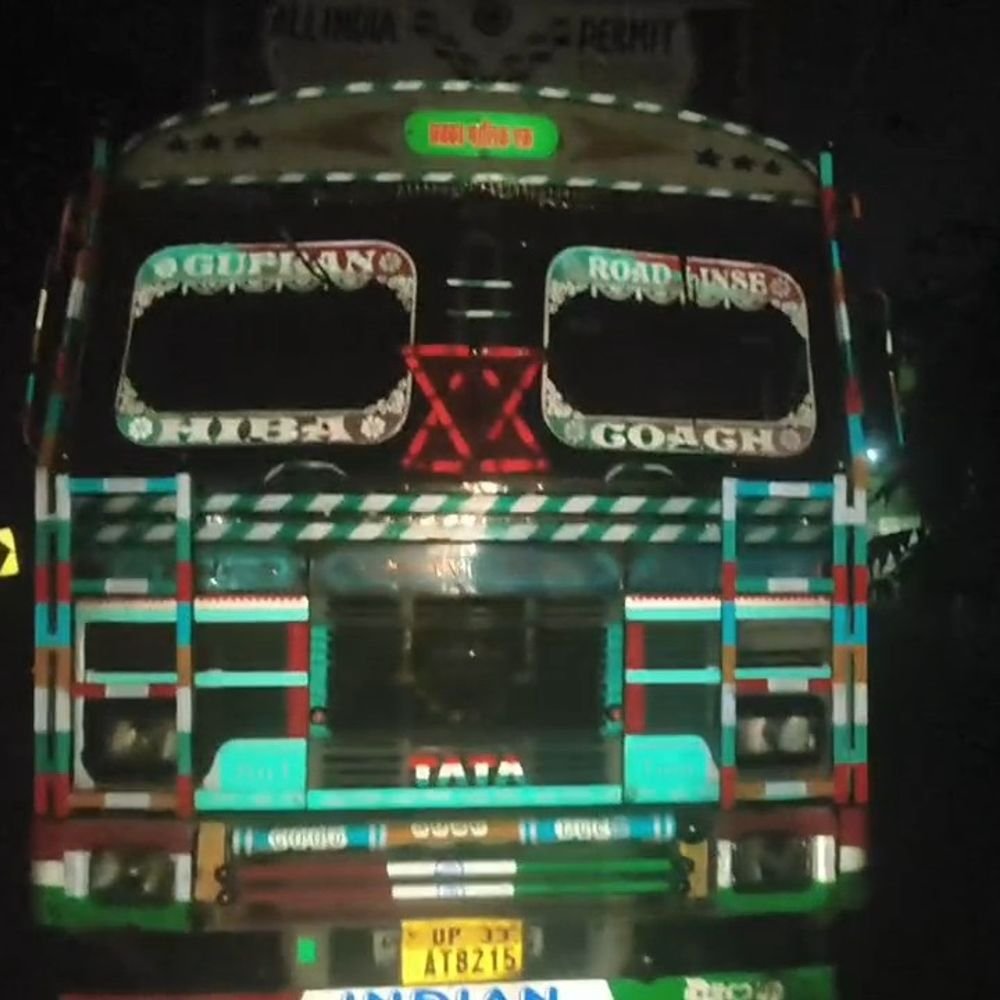फतेहपुर में ट्रक ने भेड़ों के झुंड को रौंदा:13 की मौत, 40 से ज्यादा घायल; चरवाहे ने खाई में कूदकर बचाई जान