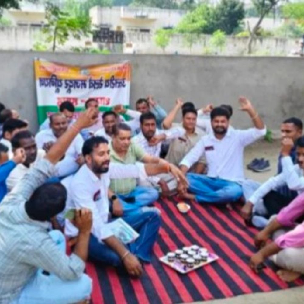 हापुड़ में रेलवे कर्मचारियों का प्रदर्शन:आवासों की मरम्मत, ग्रेड पे और काम आवंटन में सुधार की मांग