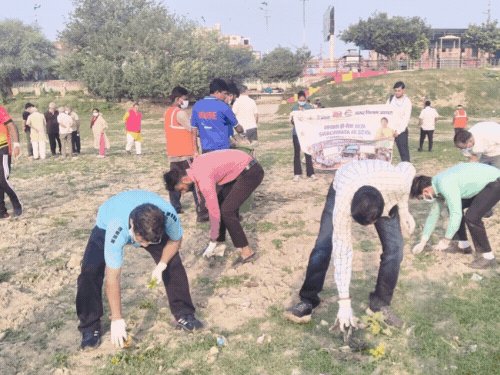 आगरा नगर निगम ने महासफाई अभियान चलाया:श्रमदान कर लोगों को स्वच्छता का संदेश दिया, आयुक्त बोले- जनसहभागिता जरूरी