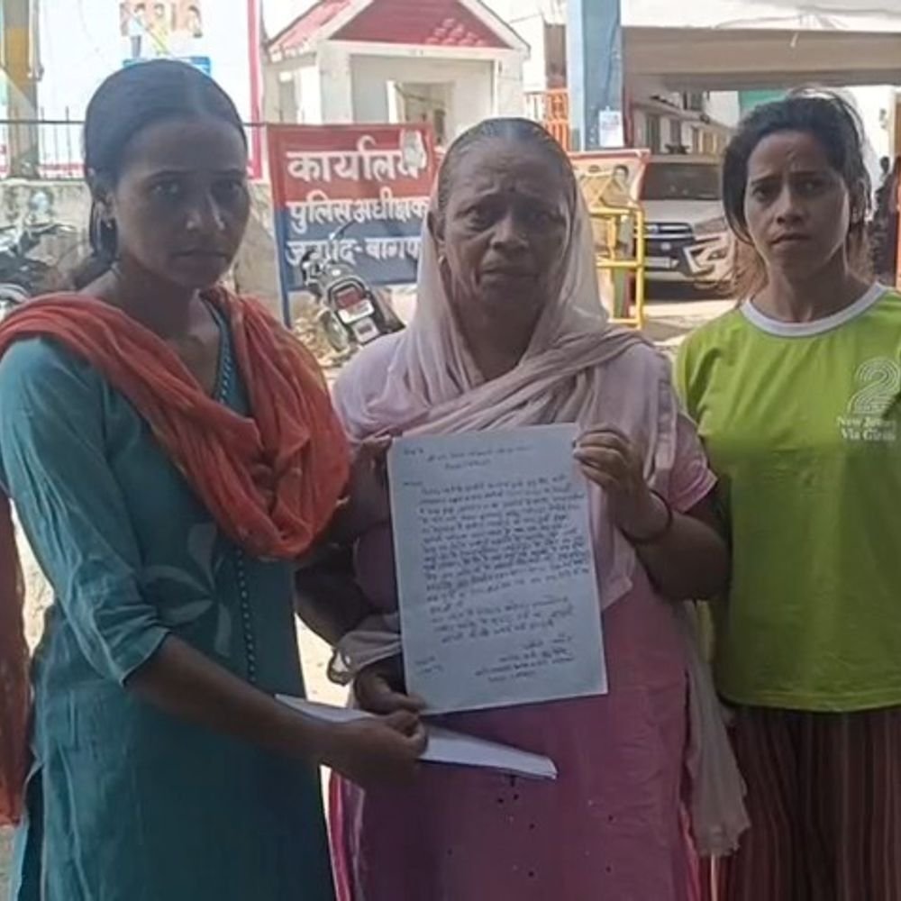 महिला से मारपीट कर घर खाली कराने का आरोप:बागपत में दबंगों ने सामान बाहर फेंका, पुलिस से कार्रवाई की मांग
