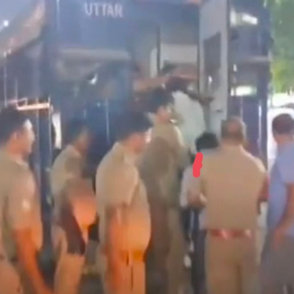 प्रयागराज में सार्वजनिक जगह पर शराब पीते 51 लोग गिरफ्तार:पुलिस ने चलाया 'ऑपरेशन पियक्कड़', सभी पर कानूनी कार्रवाई शुरू