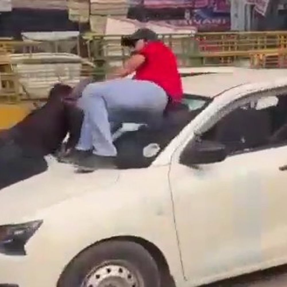 बोनट पर 2 युवकों को लटका कर दौड़ाई कैब:नोएडा में बीच सड़क पर युवक ने बेखौफ चलाई कार, CCTV से ड्राइवर की पहचान में जुटी पुलिस
