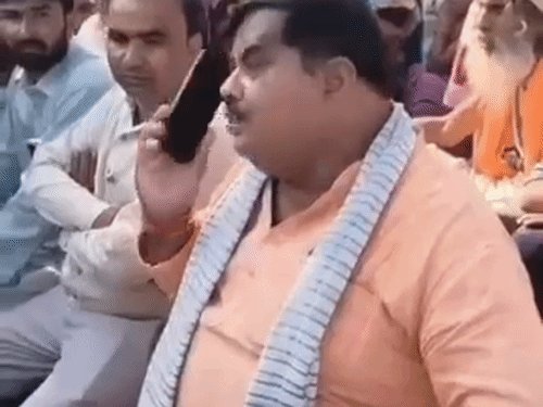भाजपा विधायक बोले-जनता घेर लेगी तो बचाना मुश्किल होगा:SDO को घेरकर मारेगी, यह कान खोल के सुन लें; ग्रमीणों ने लगाया वसूली का आरोप