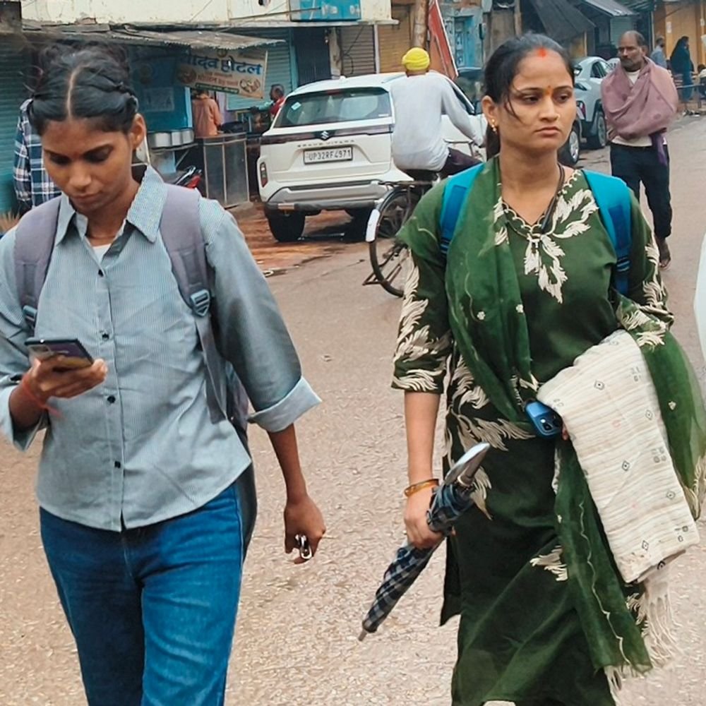 मिर्जापुर में बारिश के बीच परीक्षा देने पहुंचे अभ्यर्थी:ठंडी हवाओं से तापमान में गिरावट, बाजारों में कम रही चहल-पहल