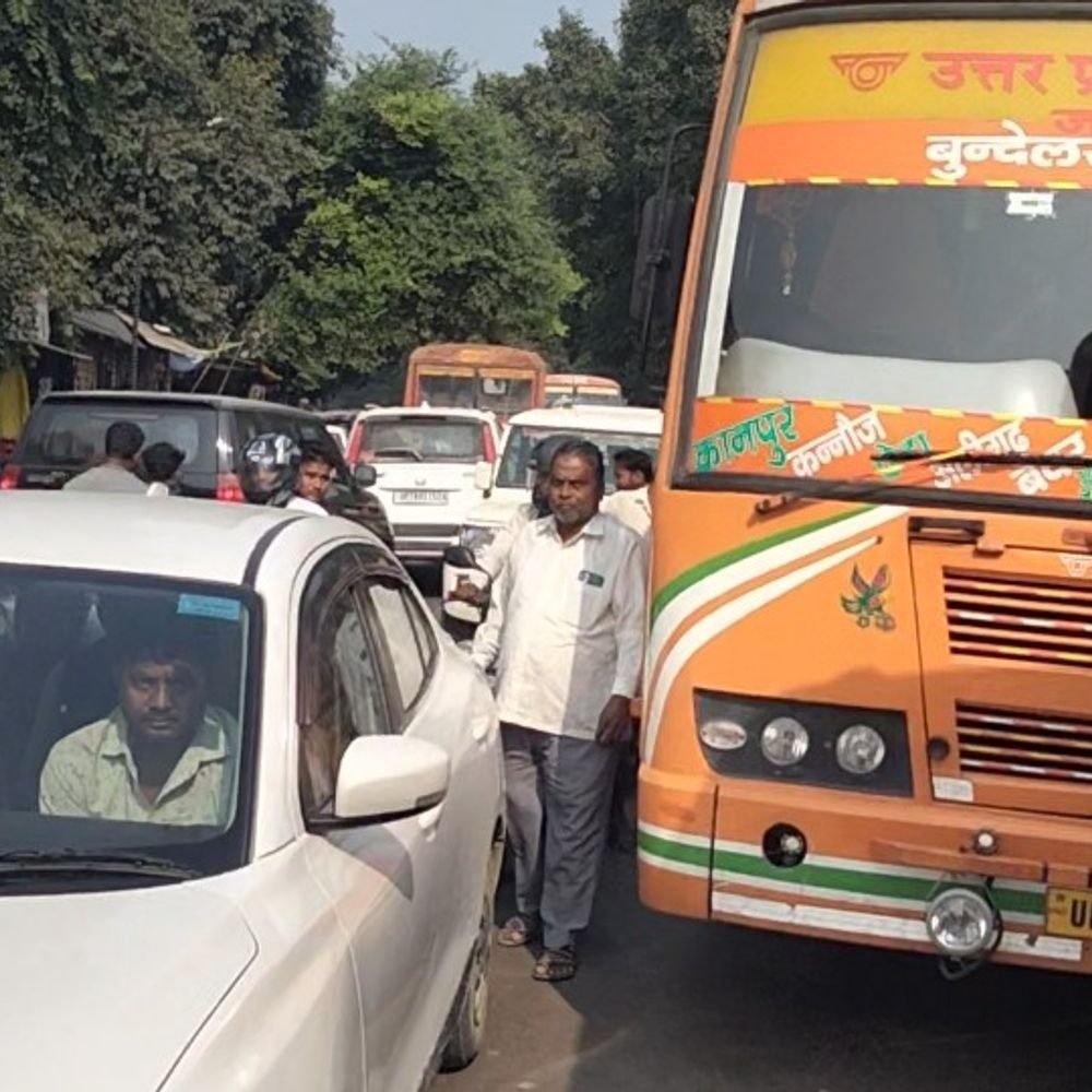 हमीरपुर में जाम में फंसी एंबुलेंस:रोडवेज बस चालकों की मनमानी से 10 मिनट तक फंसा रहा रास्ता