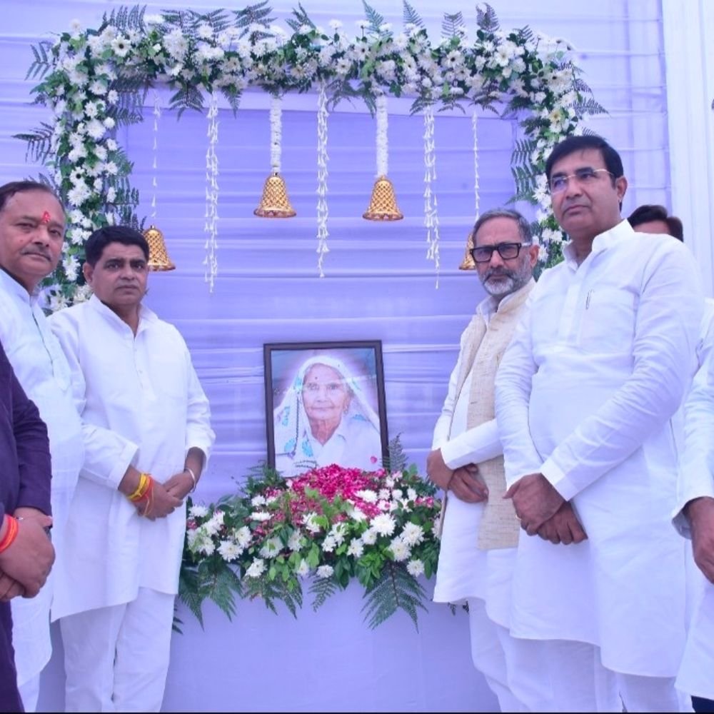 बुलंदशहर में श्रद्धांजलि सभा:कैलाशो देवी के चित्र पर माल्यार्पण, राजनीतिक व सामाजिक हस्तियों ने किया नमन