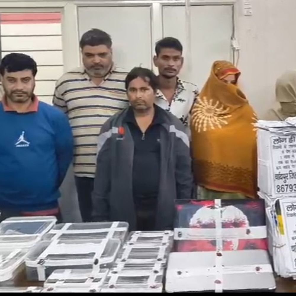 लोन का झांसा देकर ठगी, गिरोह के 6 सदस्य गिरफ्तार:2 महिलाएं शामिल, 22 मोबाइल-3 लैपटॉप और फर्जी लोन पंपलेट बरामद