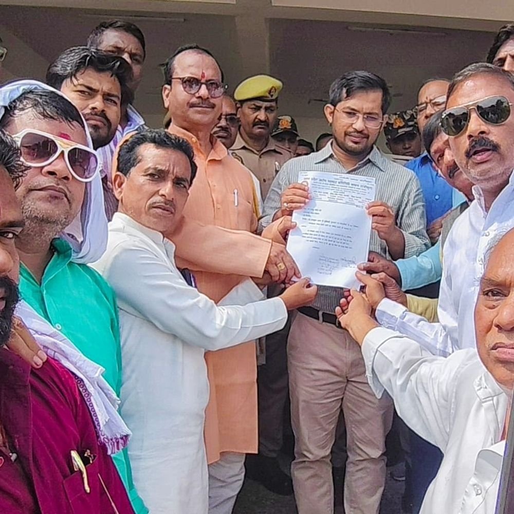 यूपीआई लेनदेन पर MDR टैक्स के खिलाफ व्यापारियों का प्रदर्शन:चंदौली में DM को सौंपा ज्ञापन, टैक्स वापस लेने की मांग