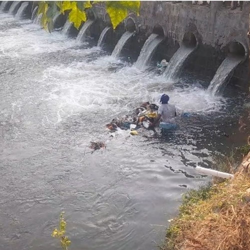 झांसी में नेत्रहीन वृद्धा नाले में गिरी, मौत:पैर फिसलने से हुआ हादसा, शव निकालने के लिए रेस्क्यू जारी