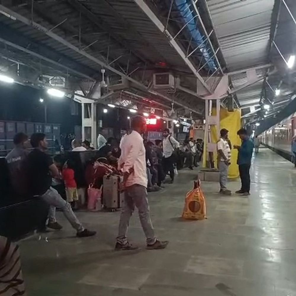 आम्रपाली एक्सप्रेस के टॉयलेट में बेहोश मिला यात्री, मौत:आरपीएफ ने खिड़की तोड़कर बाहर निकाला, देवरिया से जा रहा था लुधियाना