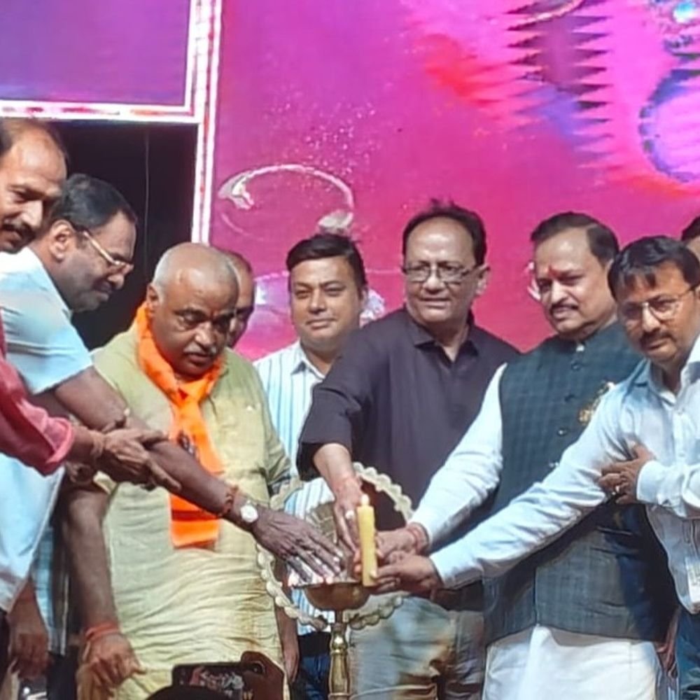 दुर्गा पूजा में सांस्कृतिक कार्यक्रम:श्याम नगर में पूजन के बाद कराया भंडारा, महिलाओं ने ग्रुप में किया गरबा