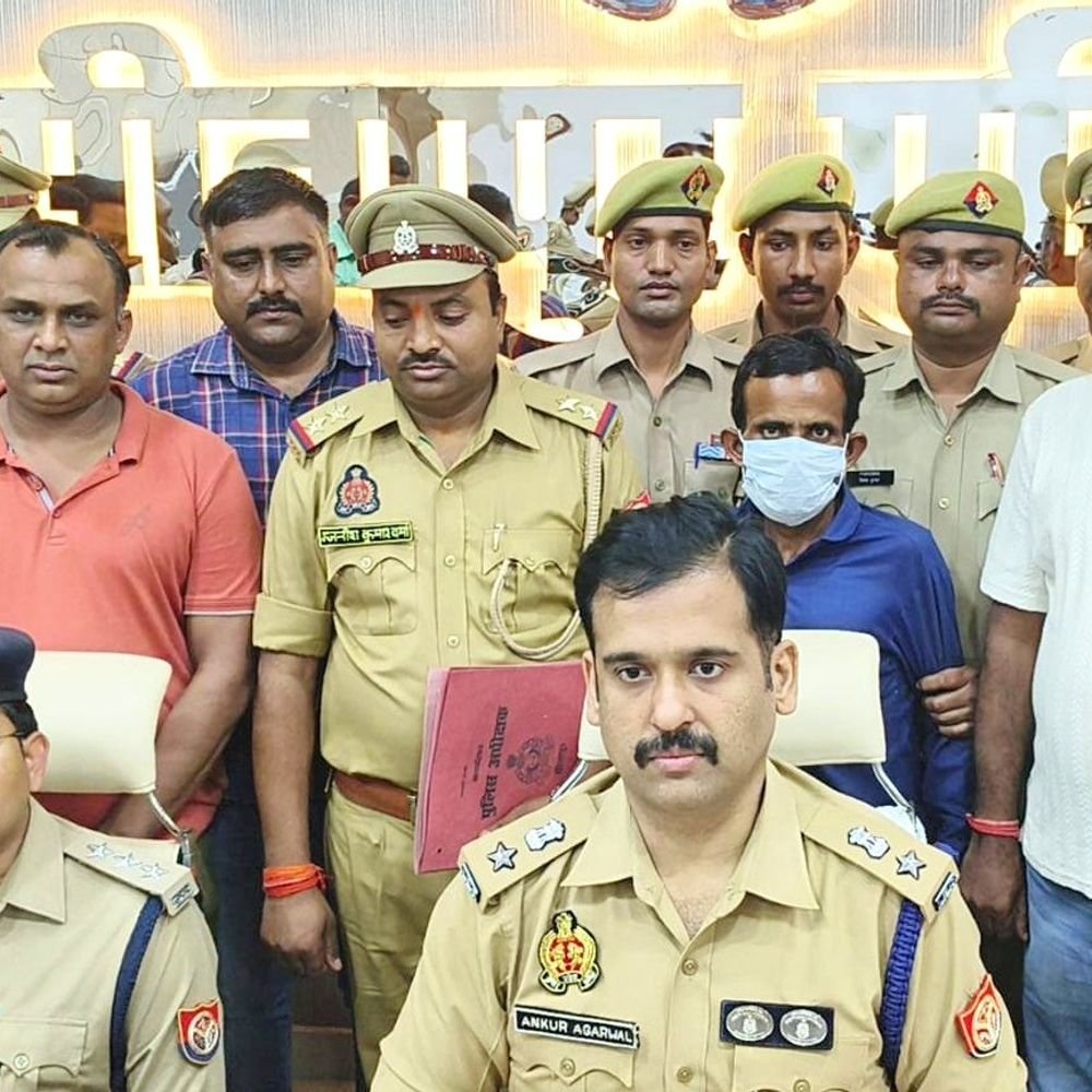बच्ची से दुष्कर्म के बाद गला दबाकर हत्या, आरोपी गिरफ्तार:सीतापुर में गन्ने के खेत में मिला था शव, मोबाइल दिखाने के बहाने ले गया था