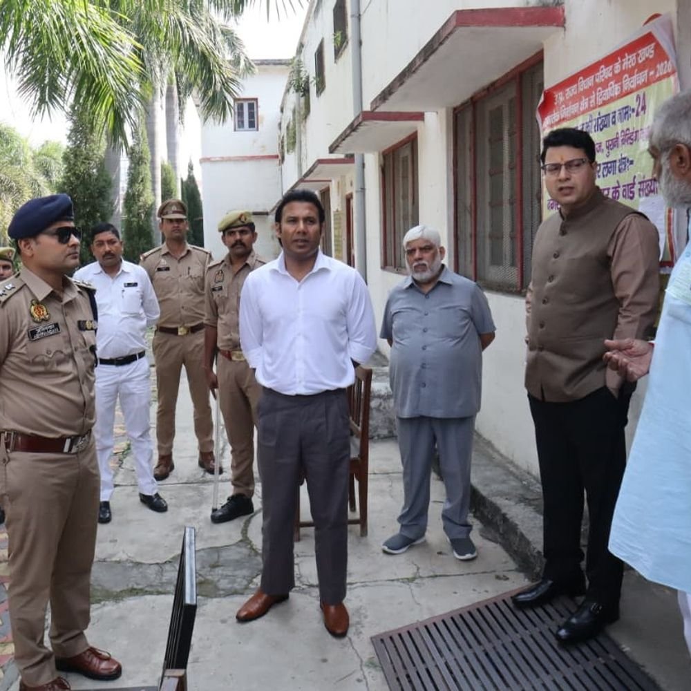 सहारनपुर में कमिश्नर, DM-SSP ने मतदान केंद्रों की सुरक्षा जांची:पुलिसकर्मियों को सतर्कता बरतने के निर्देश दिए, निष्पक्ष मतदान के पालन को कहा