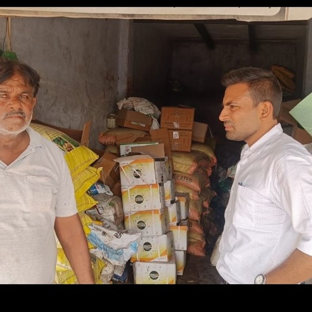 हाथरस में 41 बीज दुकानों पर छापेमारी, 16 सैंपल लिए:किसानों को उचित दाम पर गुणवत्तापूर्ण बीज उपलब्ध कराने के लिए कार्रवाई