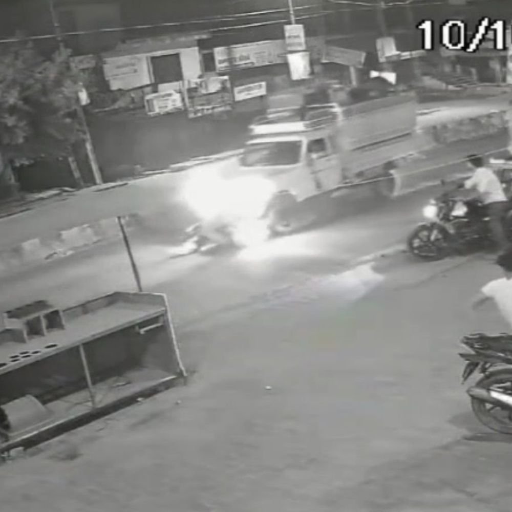 कानपुर में पिकअप ने स्कूटी सवार को रौंदा, VIDEO:भागने के चक्कर में 500 मीटर तक घसीटा ले गया, युवक बाल-बाल बचा