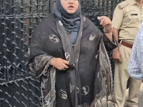 AMU वीसी से मिलने पहुंचीं सुमैया राना:बाब-ए-सैयद पर रोकी गाड़ियां; पैदल आवास तक गईं, फिर भी नहीं हुई मुलाकात, सपा प्रवक्ता बोलीं- भूख हड़ताल पर बैठे छात्र की हालत बिगड़