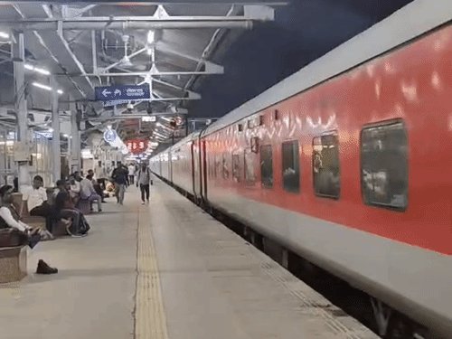 प्रयागराज जंक्शन पर चलती ट्रेन में महिला से छिनैती:ज्वैलरी-कैश से भरा पर्स छीनकर भागा युवक, RPF-GRP ने टरकाया