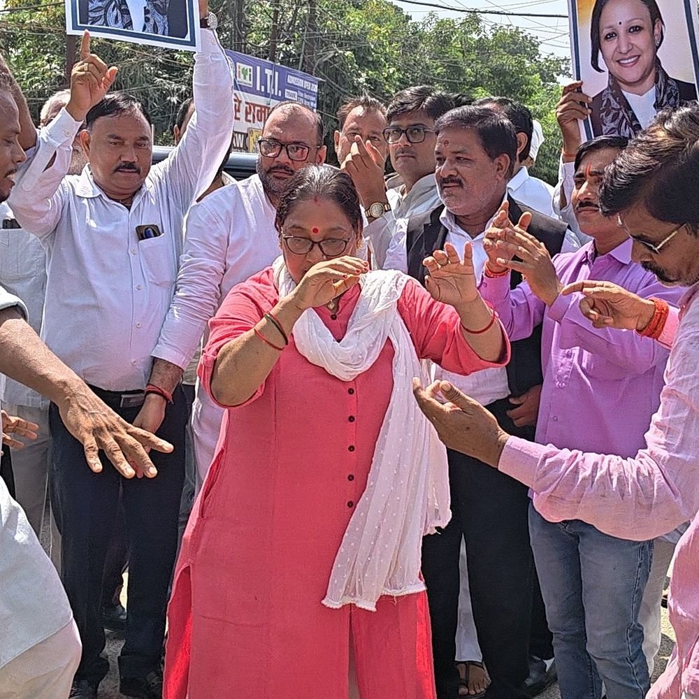 आराधना मिश्रा मोना बनीं प्रदेश कांग्रेस अध्यक्ष:प्रतापगढ़ में कांग्रेस कार्यकर्ताओं ने ढोल-नगाड़ों के साथ मनाया जश्न