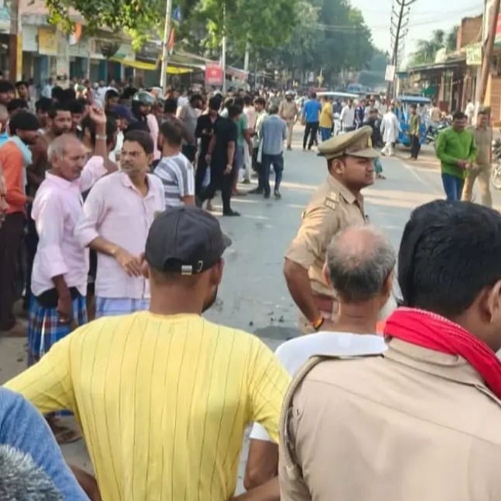 आजमगढ़ में सड़क हादसे में छात्रा की मौत:भाई गंभीर रूप से घायल, स्कूल जाते समय ट्रेलर ने मारी टक्कर