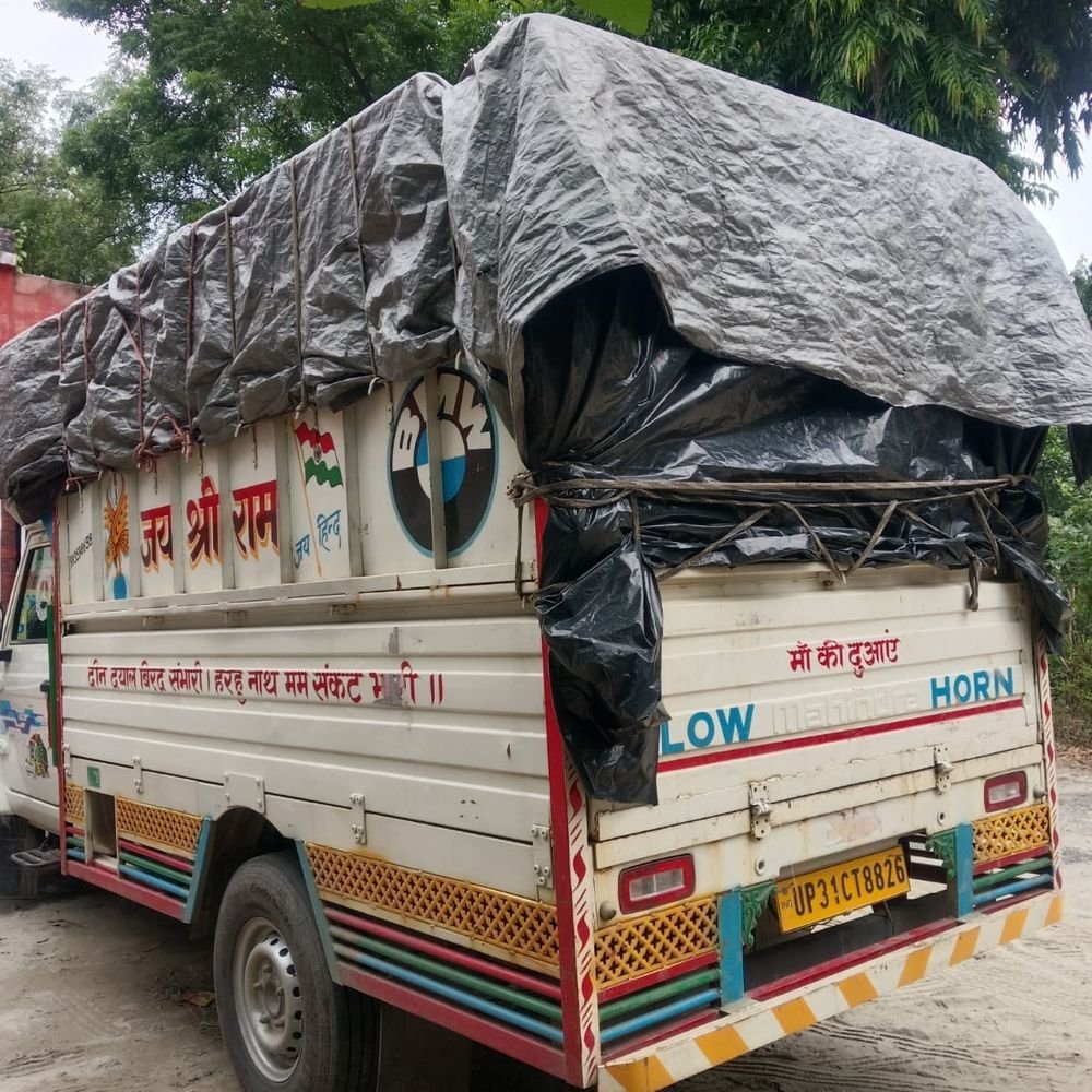 फर्रुखाबाद में अवैध पटाखों से भरा वाहन पकड़ा:लखीमपुर के दो युवक गिरफ्तार, हाथरस से 6.57 क्विंटल पटाखे ले जा रहे थे; केस दर्ज