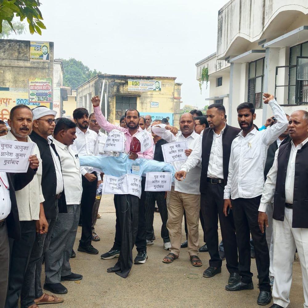 मऊ में अधिवक्ताओं ने चुनाव आयुक्त का पुतला फूंका:SIR के विरोध में प्रदर्शन कर राष्ट्रपति को भेजा ज्ञापन, बैलेट पेपर से चुनाव की मांग