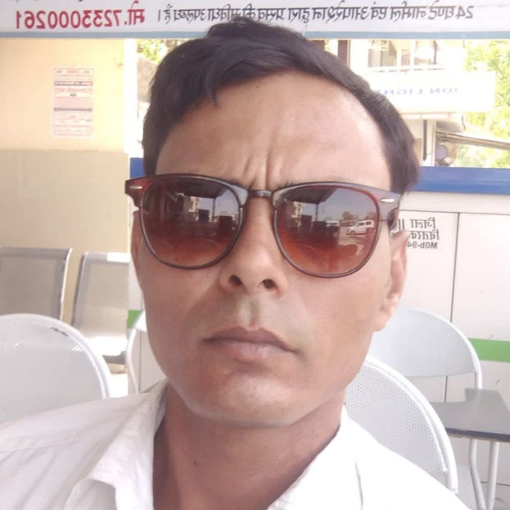 बालू-पानी से बाइक फिसली, पेट्रोल पंप संचालक की मौत:जालौन में ट्रकों से बालू की धुलाई के कारण सड़क पर फिसलन होने का आरोप
