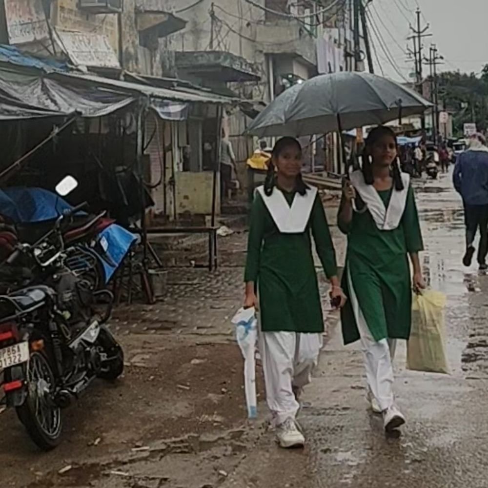 हाथरस में सुबह से रिमझिम बारिश:तापमान में गिरावट, भीगते हुए स्कूल पहुंचे बच्चे