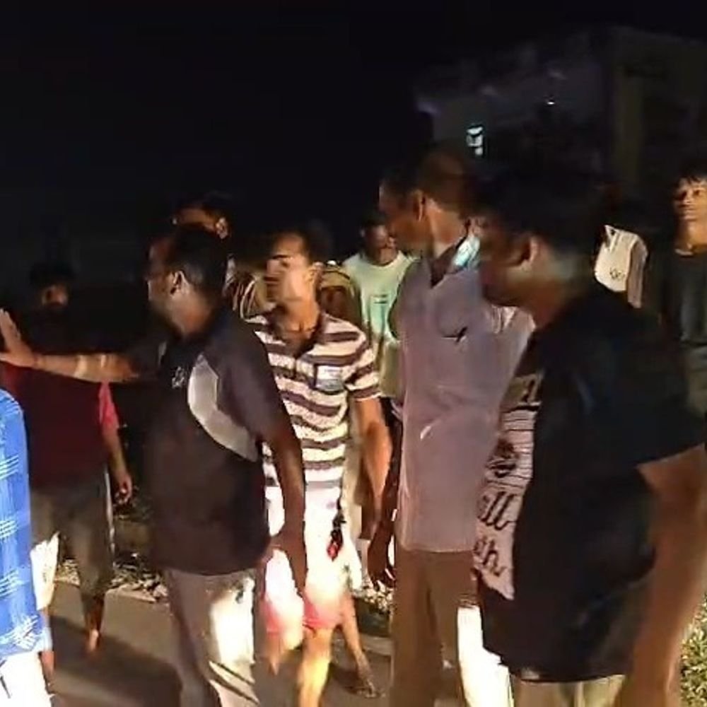 गोंडा-लखनऊ हाईवे जाम कर ग्रामीणों का विरोध प्रदर्शन:बारिश के 8 दिन बीतने के बाद भी लाइट नहीं आई, जाम से जूझते रहे लोग