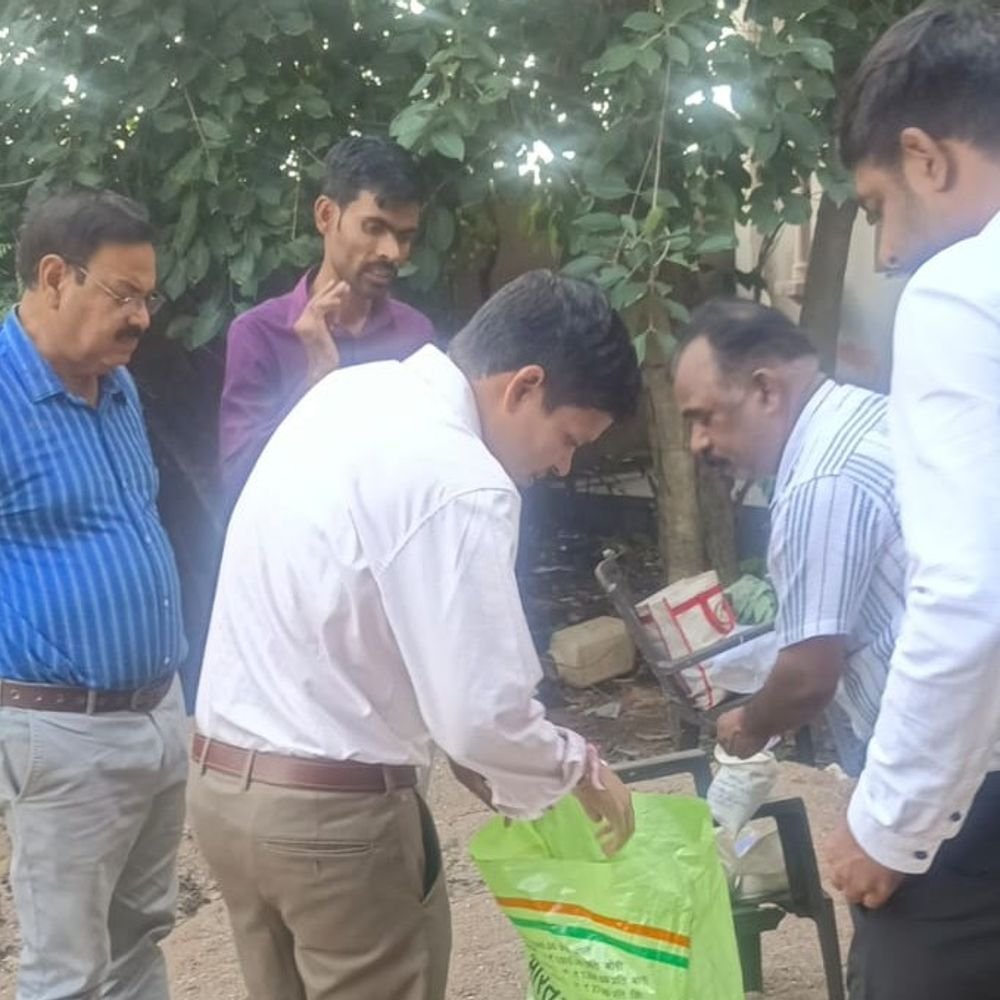 ललितपुर में नकली खाद-बीज विक्रेताओं पर होगी कार्रवाई:डीएम ने कहा- किसानों के हितों से कोई समझौता नहीं