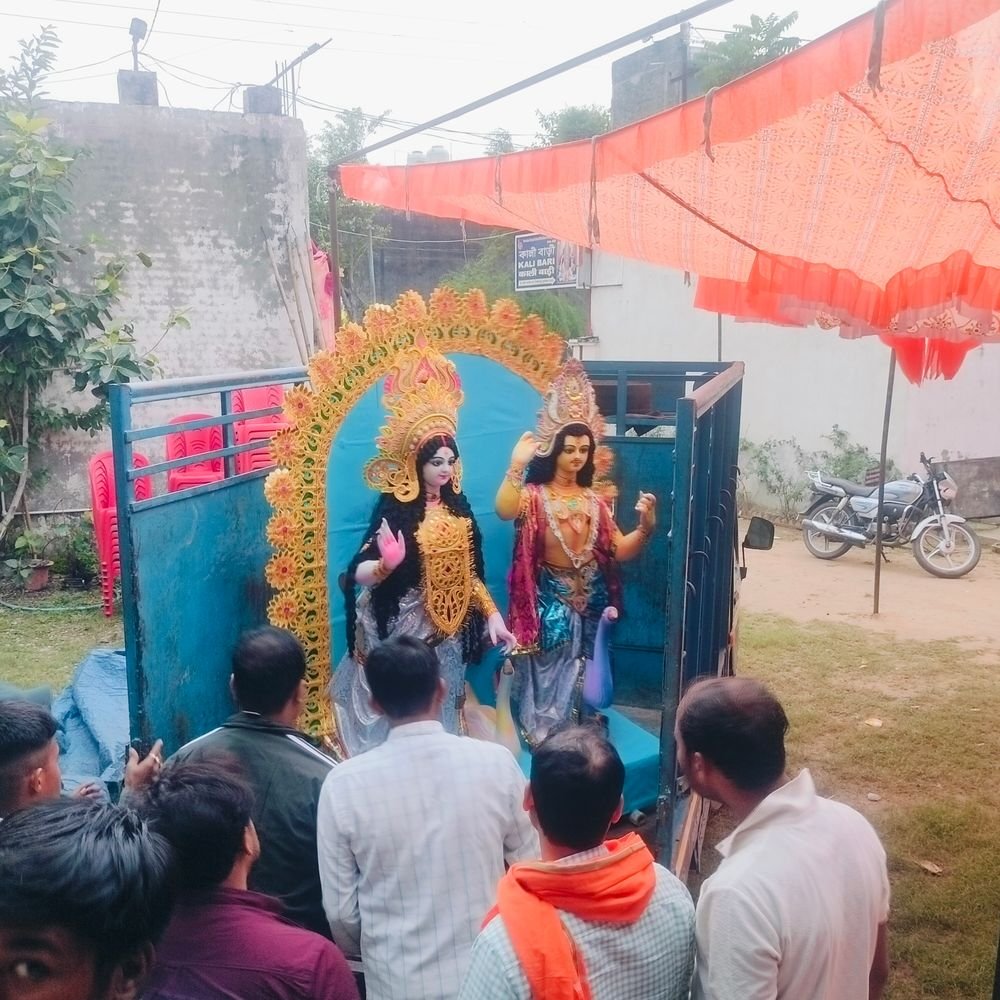 काशीराम नगर से दुर्गा पूजा की मूर्तियां रवाना:अमरोहा समेत 10 जगहों पर होंगी स्थापित, 1 लाख तक कीमत