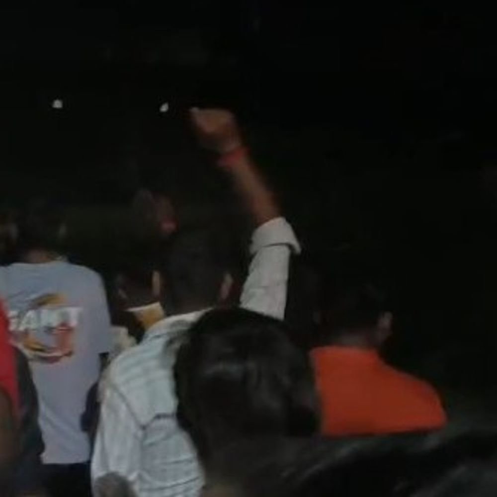 भदोही में दुर्गा प्रतिमा पर पत्थर फेंकने का आरोप:पुलिस ने 4 लोगों पर लिया एक्शन, मूर्ति खंडित नहीं हुई