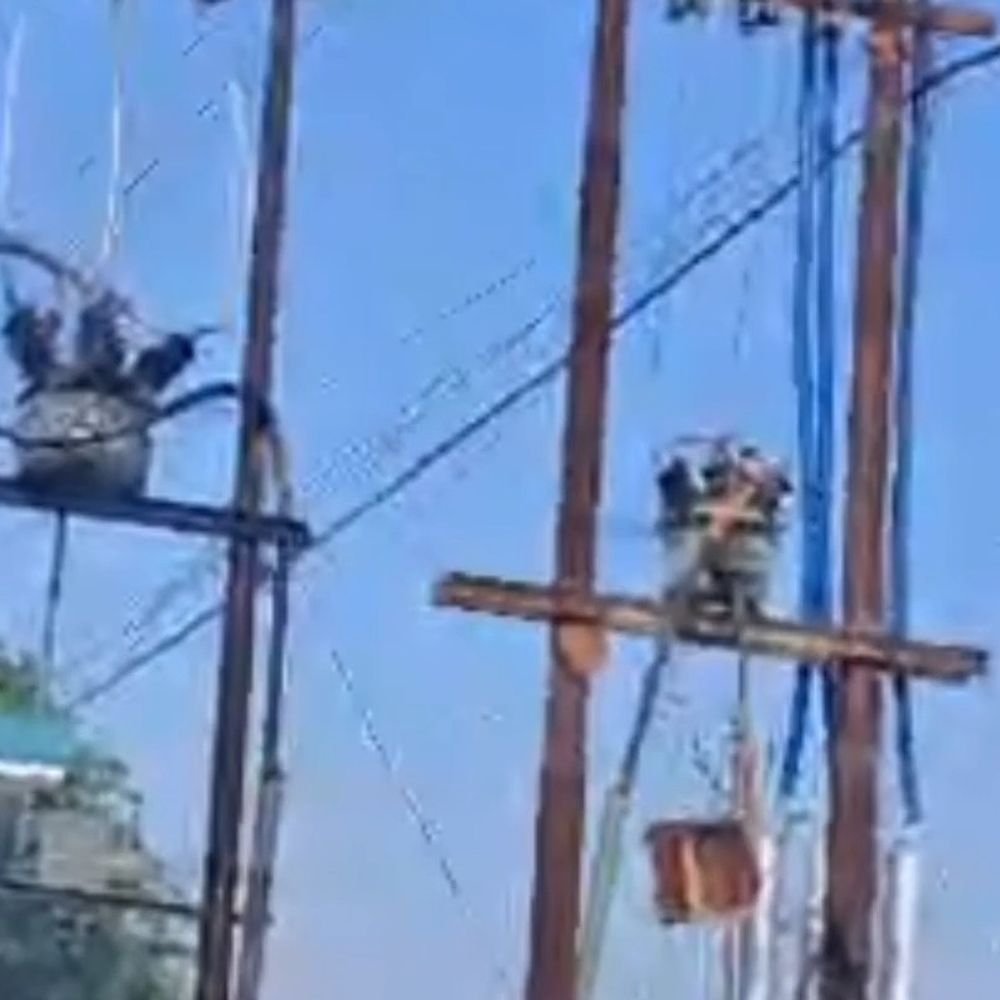 बिठूर में तेज धमाके के साथ फटा ट्रांसफार्मर:रुद्रा अपार्टमेंट के बाहर हादसा, गर्म तेल से मची अफरा-तफरी; पुलिस ने केस्को को बताया